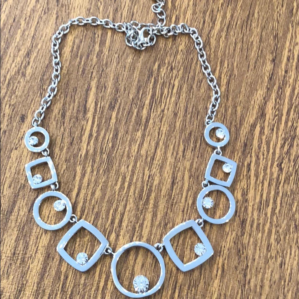 Silver tone geometric design necklace w/crystals